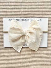 Load image into Gallery viewer, Cream lace fable