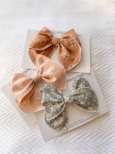 Pale peach textured fable bow