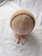 Load image into Gallery viewer, Crochet bonnet