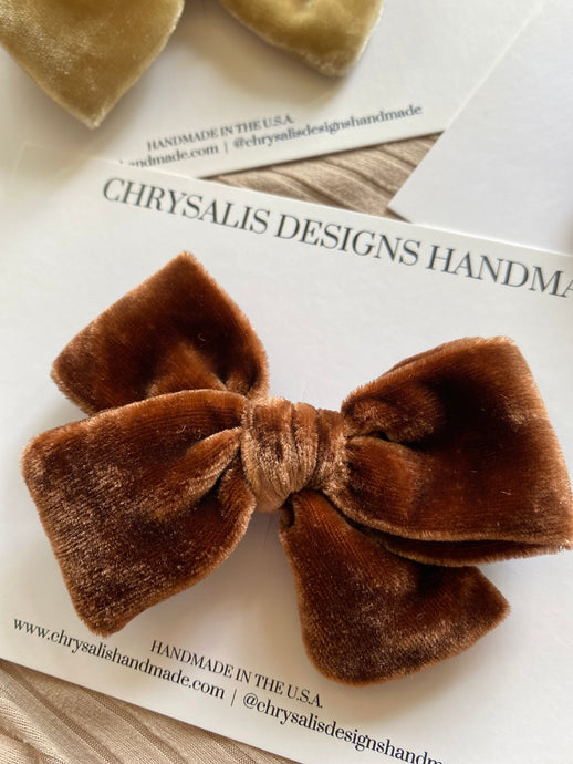 Velvet bow in acorn